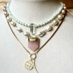 833 Who doesn’t love pearls? This necklace is perfect for any outfit.